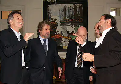 El jefe de Gobierno porteño, Mauricio Macri, entregó las medallas del Bicentenario al actor Guillermo Francella y a los músicos integrantes del renombrado grupo Les Luthiers. Foto: Sandra Hernández-gv/GCBA.