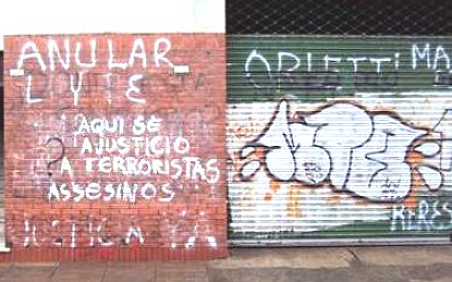 las paredes con las pintadas alusivas a la dictadura