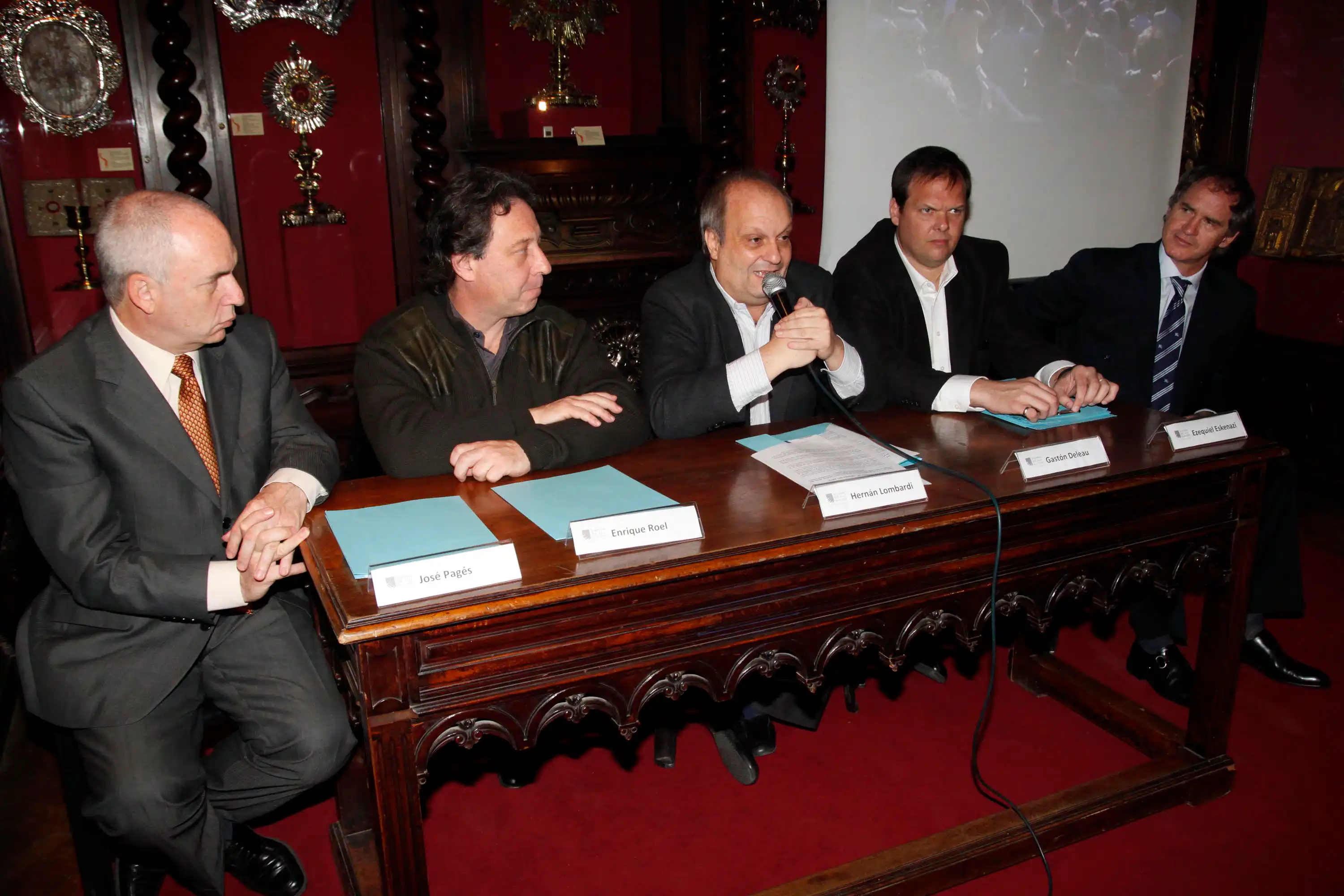 El Ministro Lombardi haciendo el anuncio