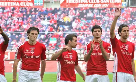 Triestina llena la cancha con fotografías gigantes de hinchas celebrando...