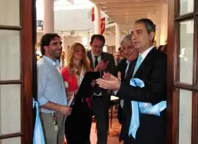 "un aplauso para el inaugurador"