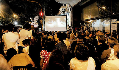 Cine móvil en la puerta del Gran Rivadavia (foto: Clarín).