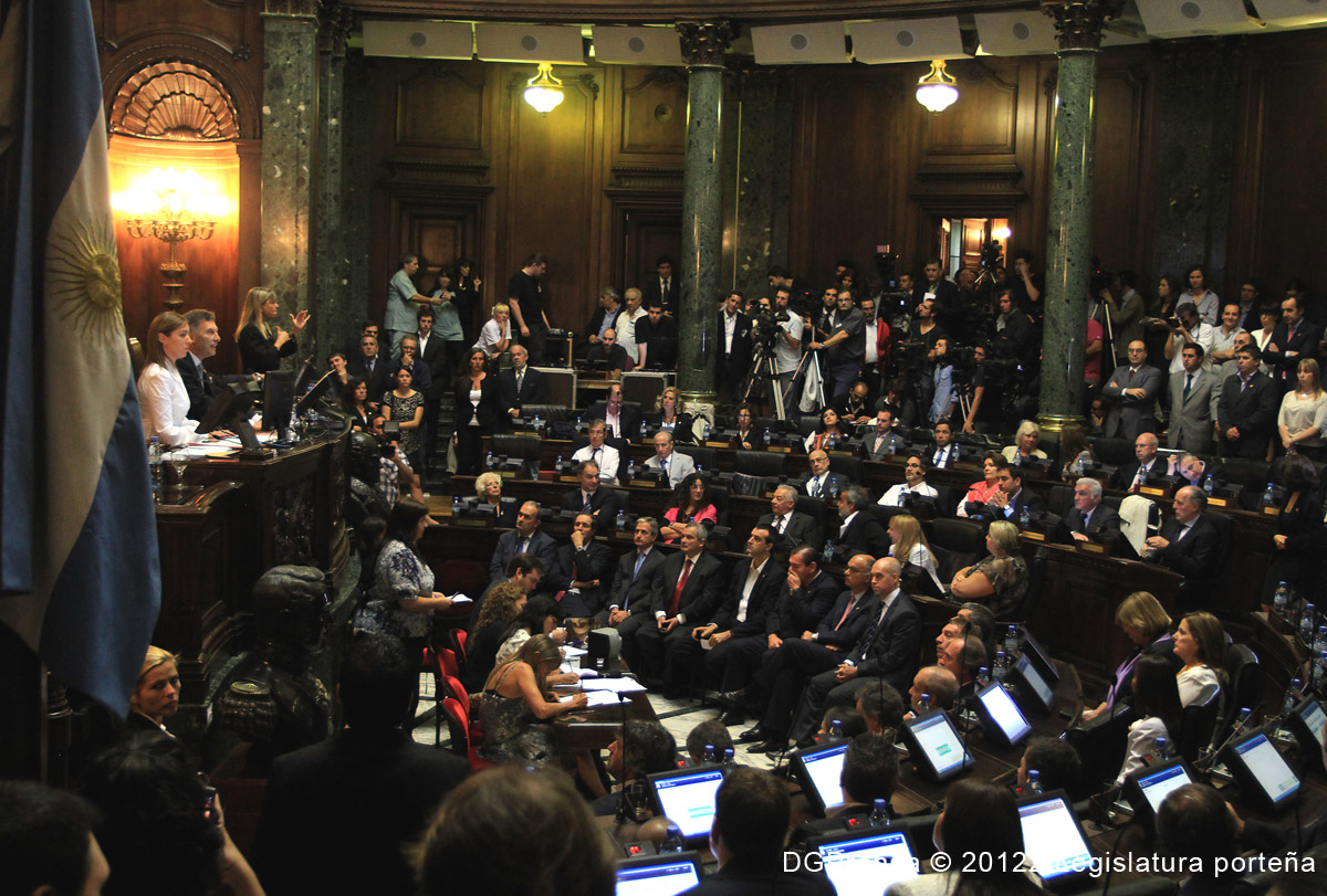 La Presidenta de la Legislatura, María Eugenia Vidal; el Jefe de Gobierno, Mauricio Macri y el Vicepresidente I Diputado Cristian Ritondo en el estrado.