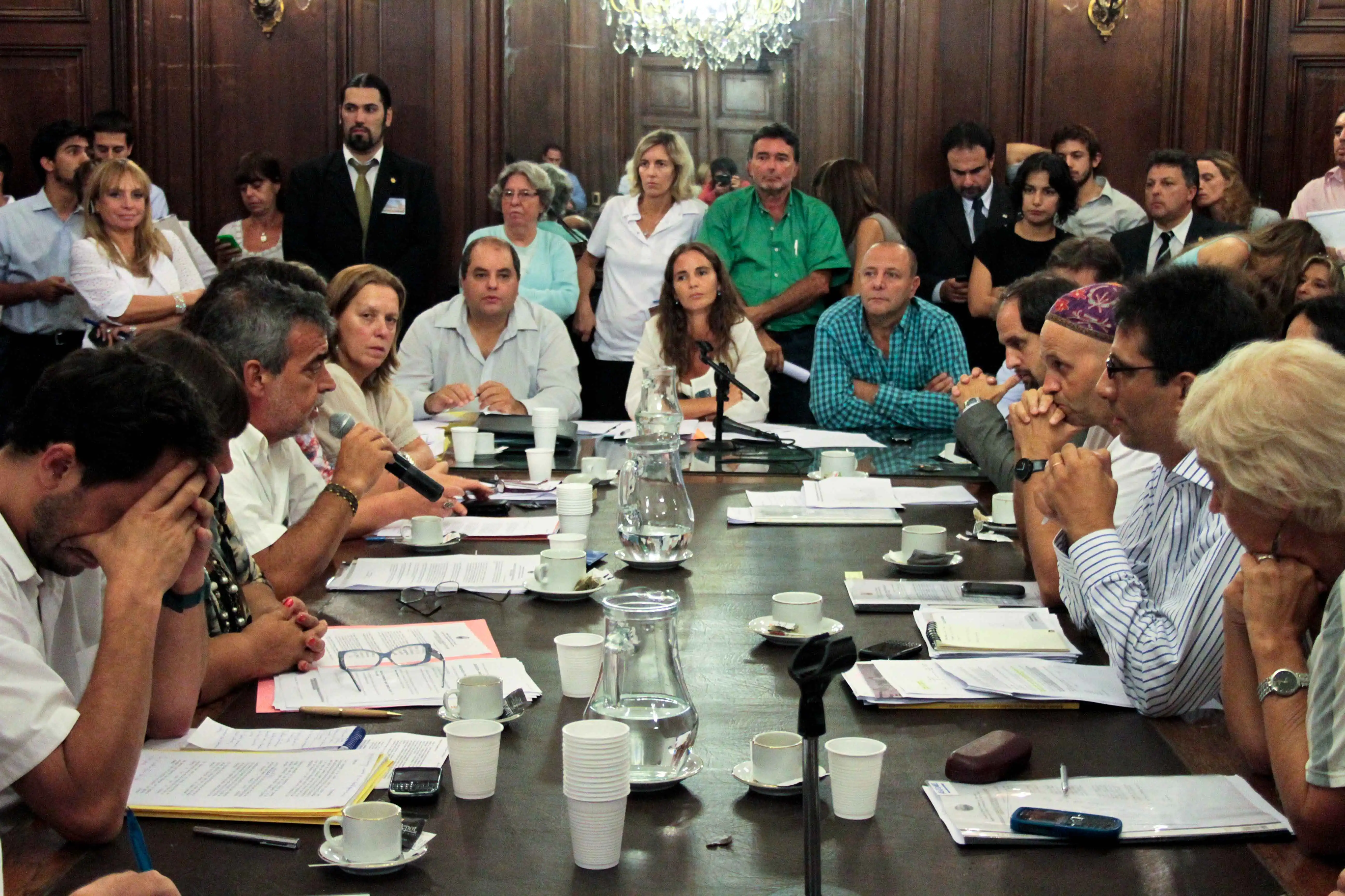 La Comisión de la Legislatura debatiendo el cierre de cursos.