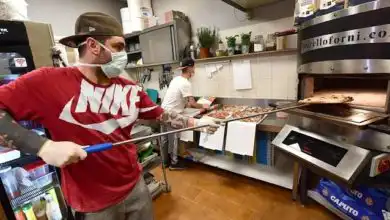 empleado con barbijo opt