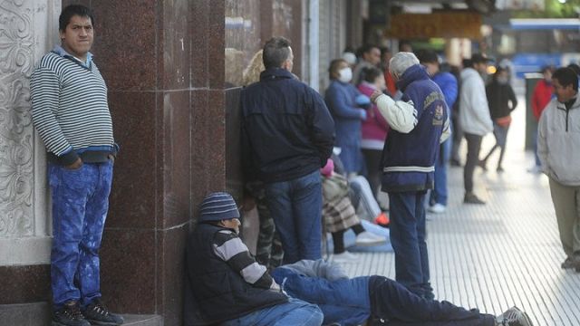 gente en el piso esperando TtdR5ifwC 720x0 1 opt