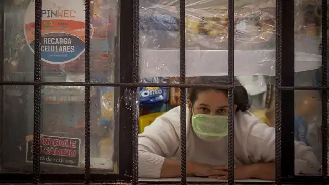 gorda con barbijo opt